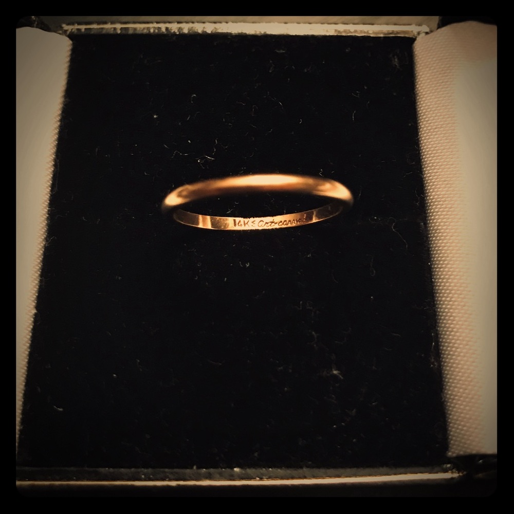 🦋Vintage Artcraved 14k dainty 1.5 mm band ring